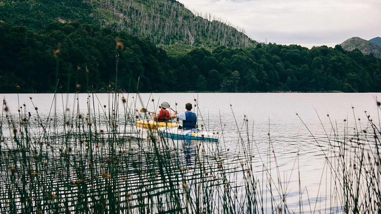 Kayak su uno specchio d’acqua immerso nel verde