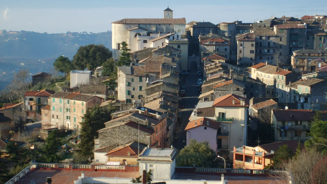 Veduta del borgo di Acuto con case in pietra e campanile