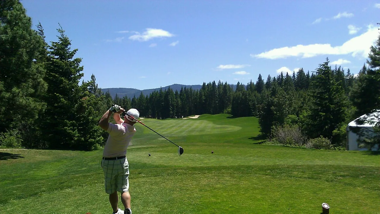 Golfista sul campo durante un colpo