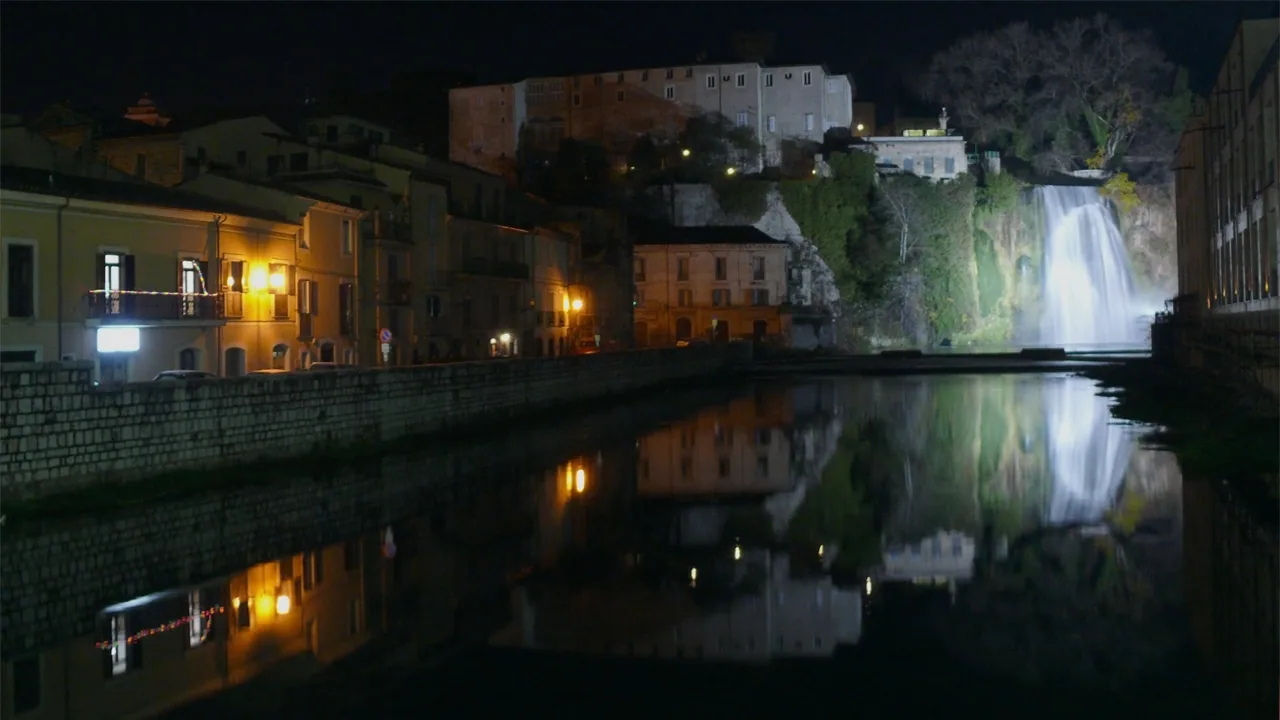 Cascata di Isola del Liri illuminata di sera, vista dal ponte